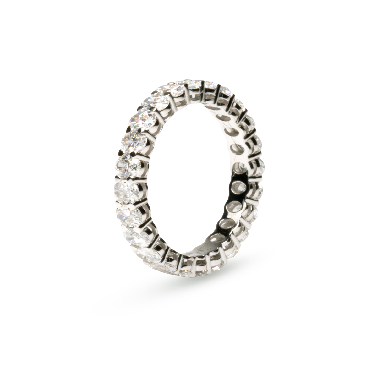 Anillo con diamantes de laboratorio